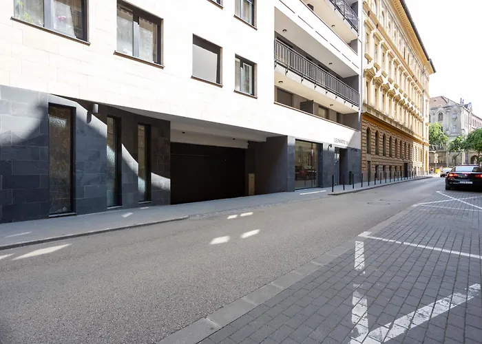 Vivid Studio With Balcony With Free Private Parking