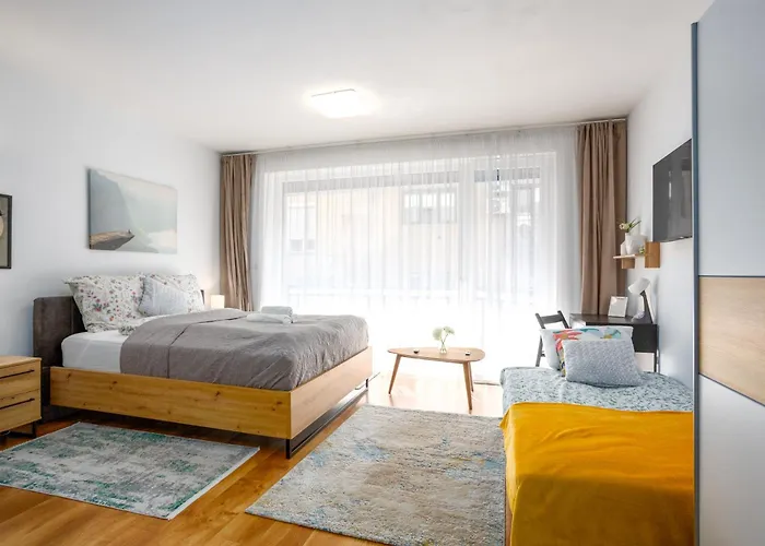 Vivid Studio With Balcony With Free Private Parking