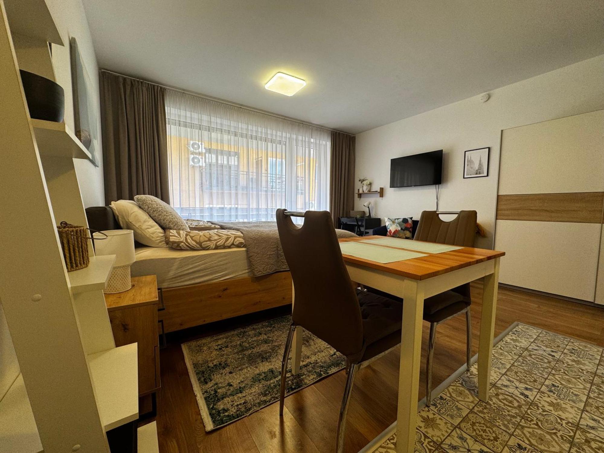 Vivid With Balcony With Free Private Parking Appartement Boedapest
