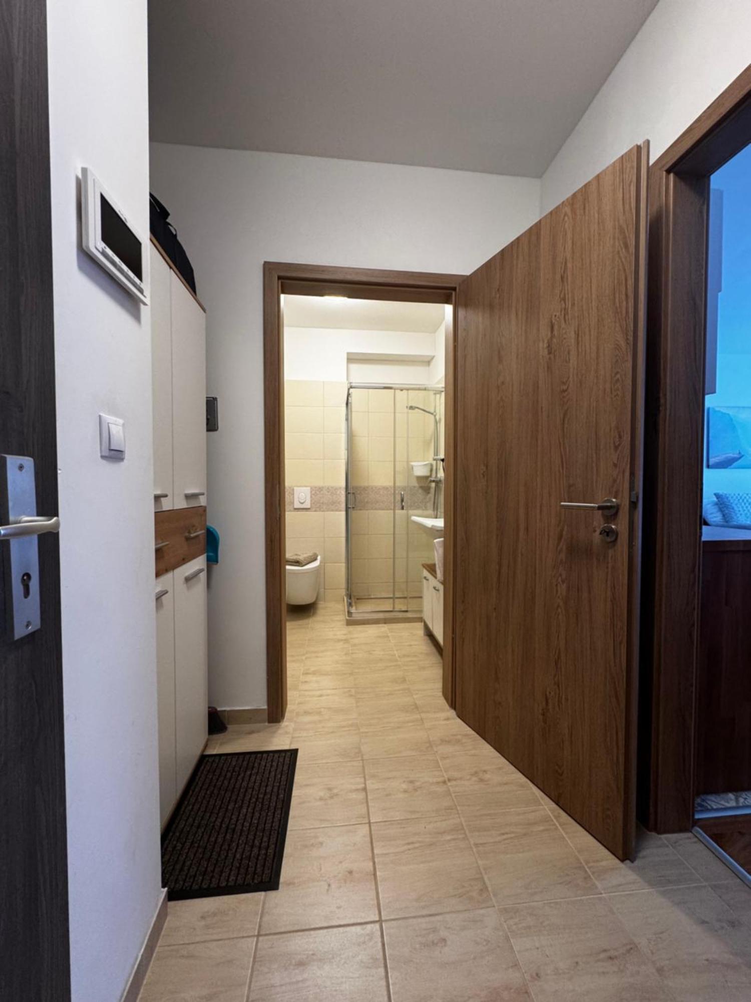 Vivid With Balcony With Free Private Parking Appartement Boedapest