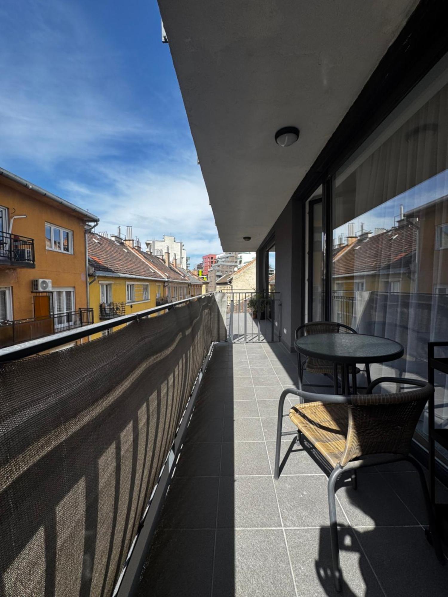 Vivid With Balcony With Free Private Parking Appartement