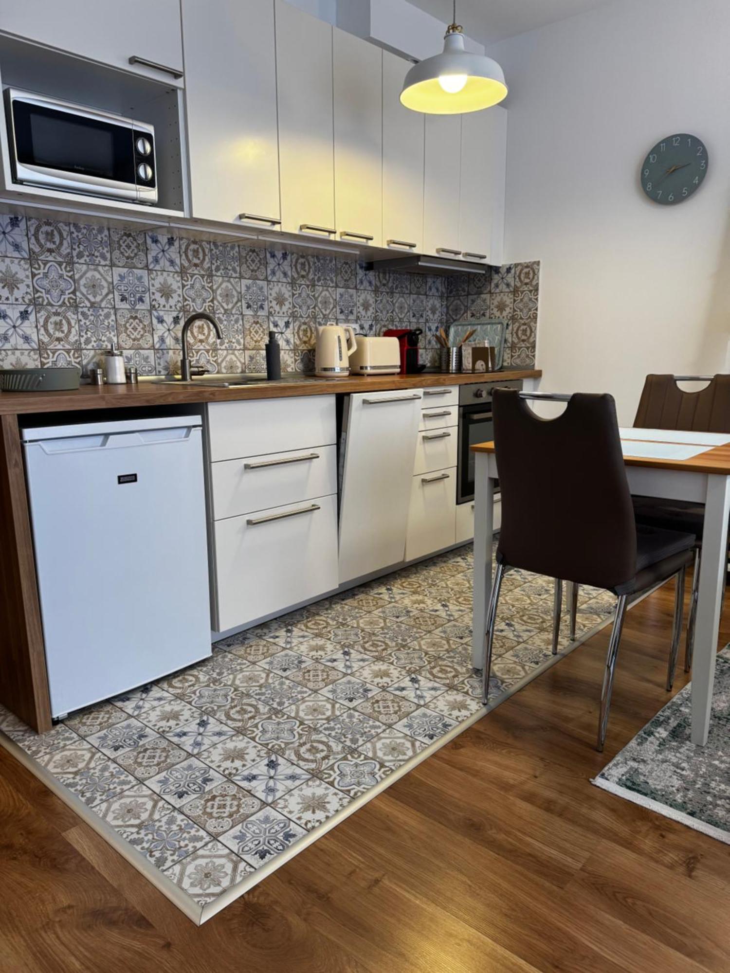 Vivid With Balcony With Free Private Parking