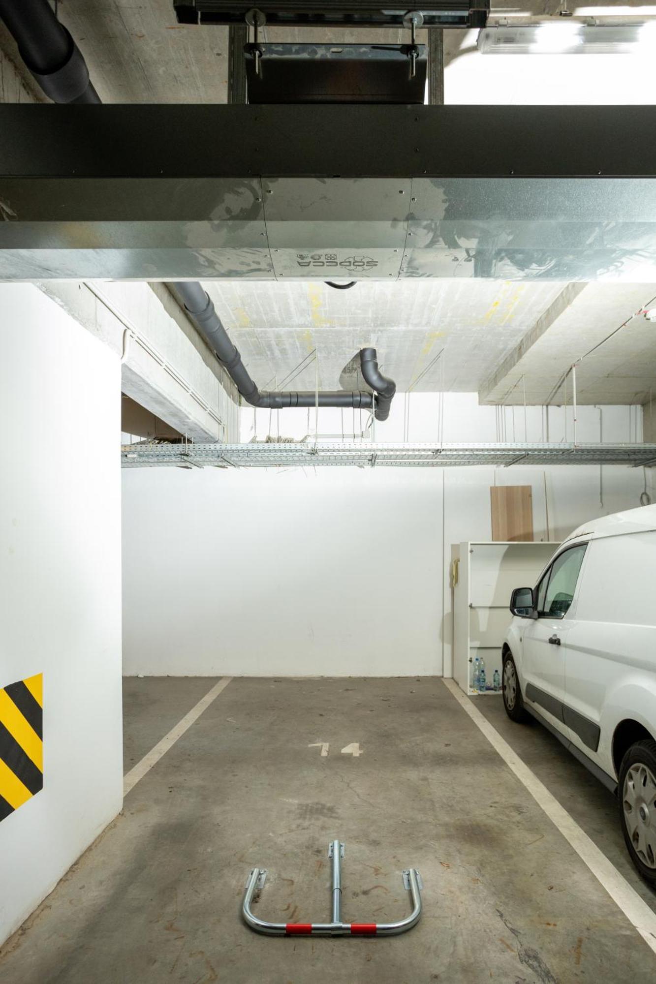 Vivid With Balcony With Free Private Parking