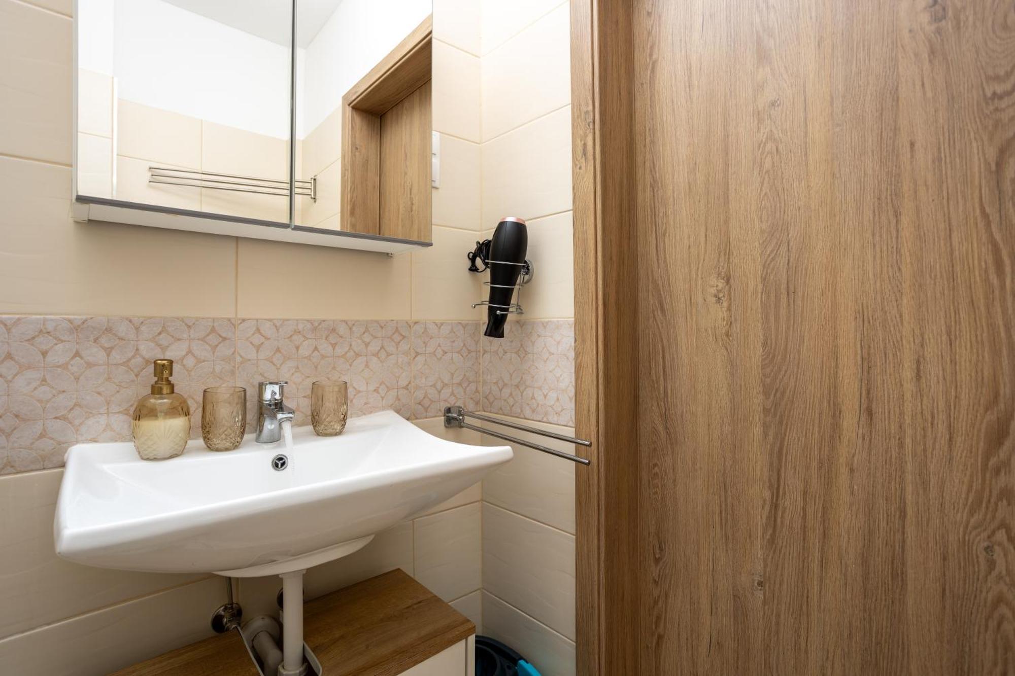 Vivid With Balcony With Free Private Parking