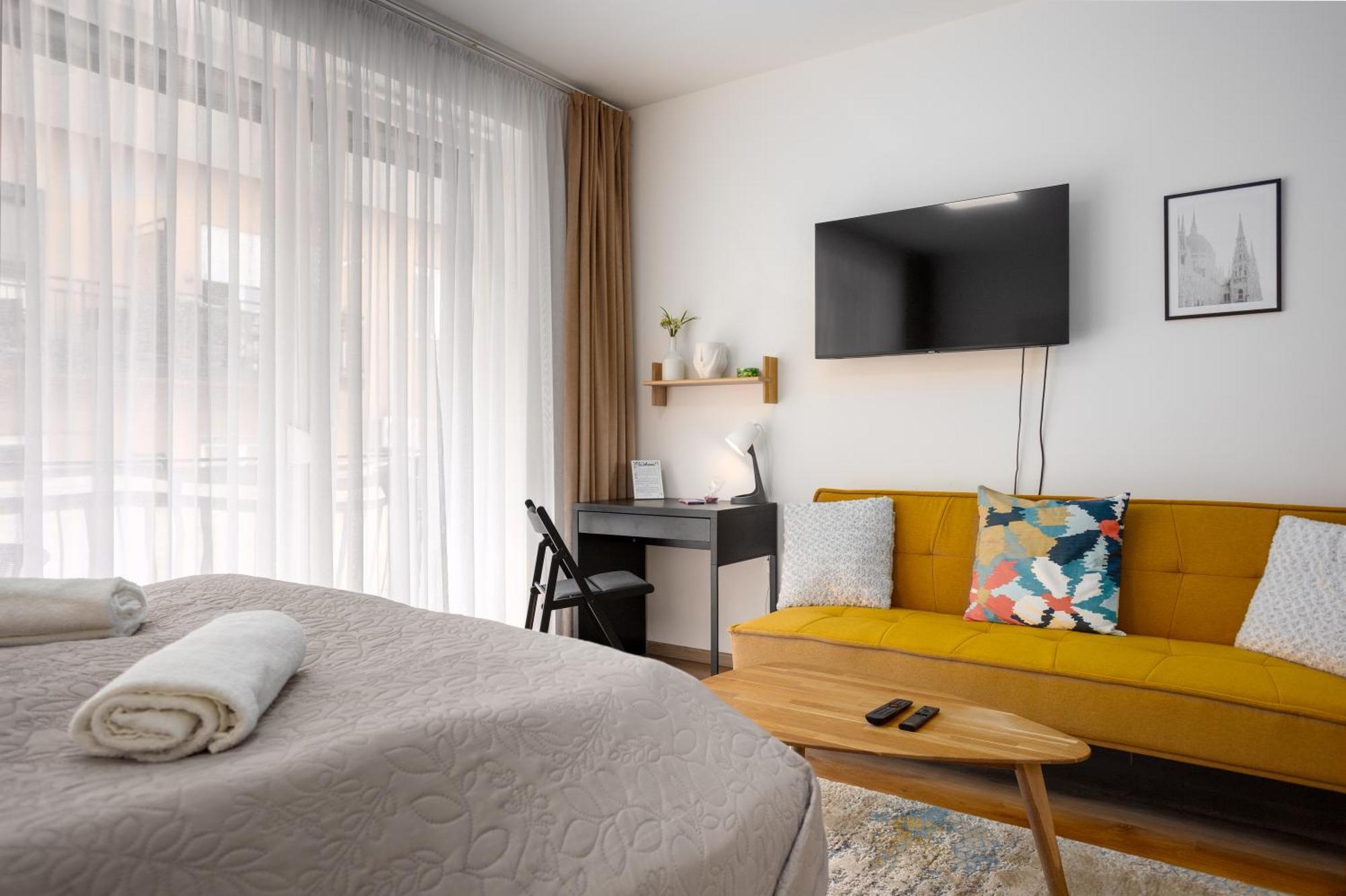 Vivid With Balcony With Free Private Parking Appartement Boedapest