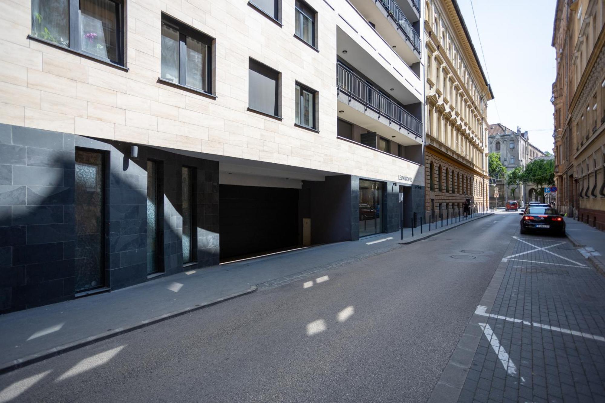 Vivid With Balcony With Free Private Parking Appartement Boedapest