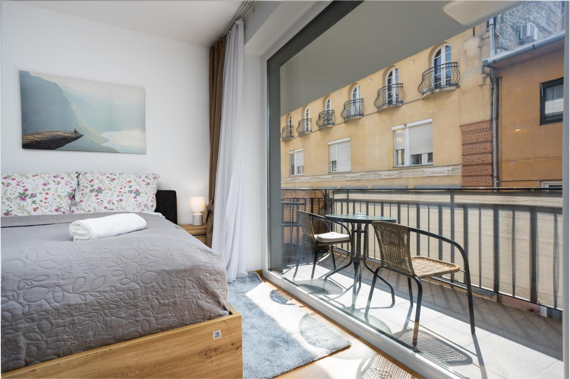 Vivid With Balcony With Free Private Parking *
