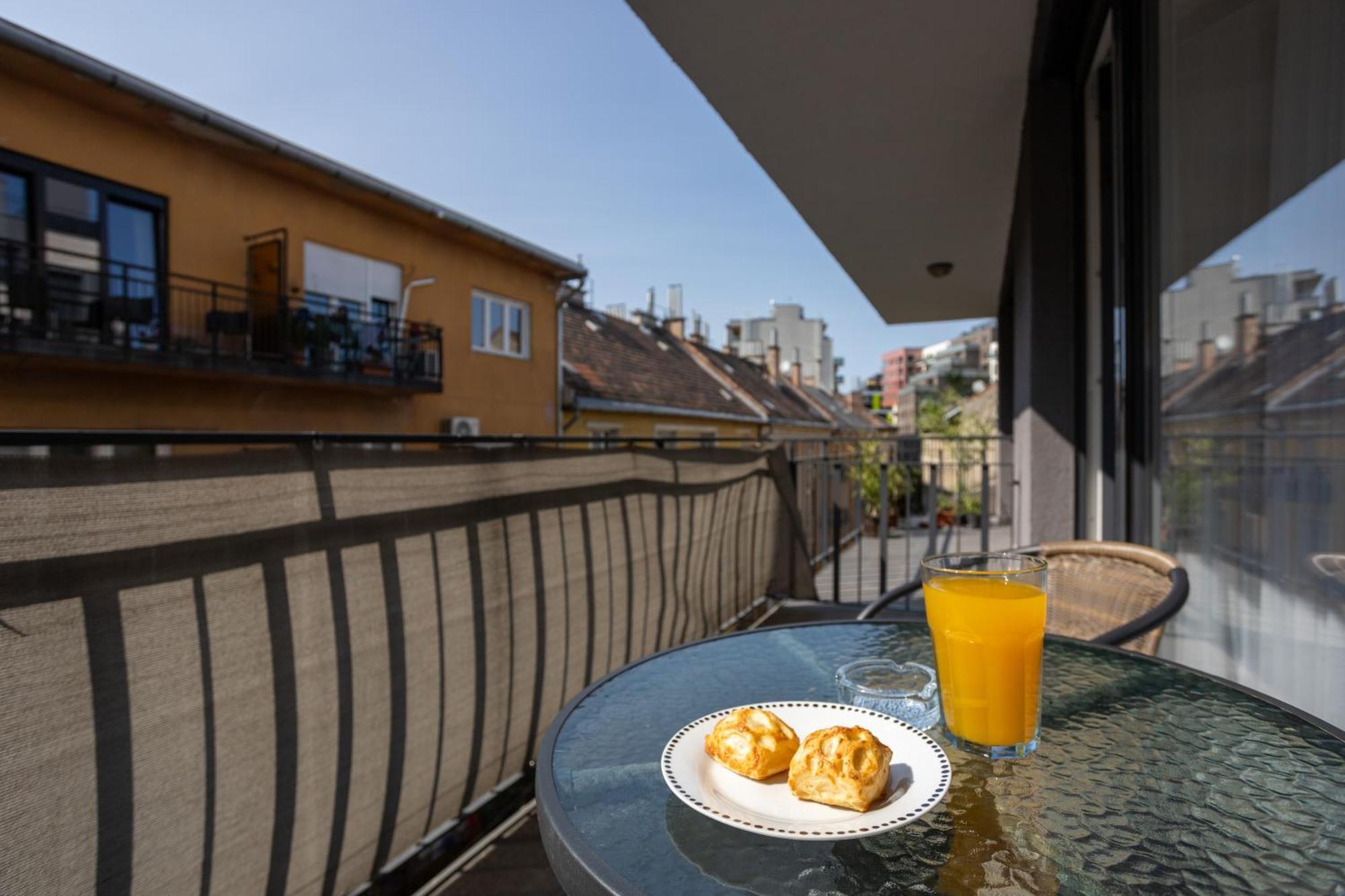 Vivid With Balcony With Free Private Parking