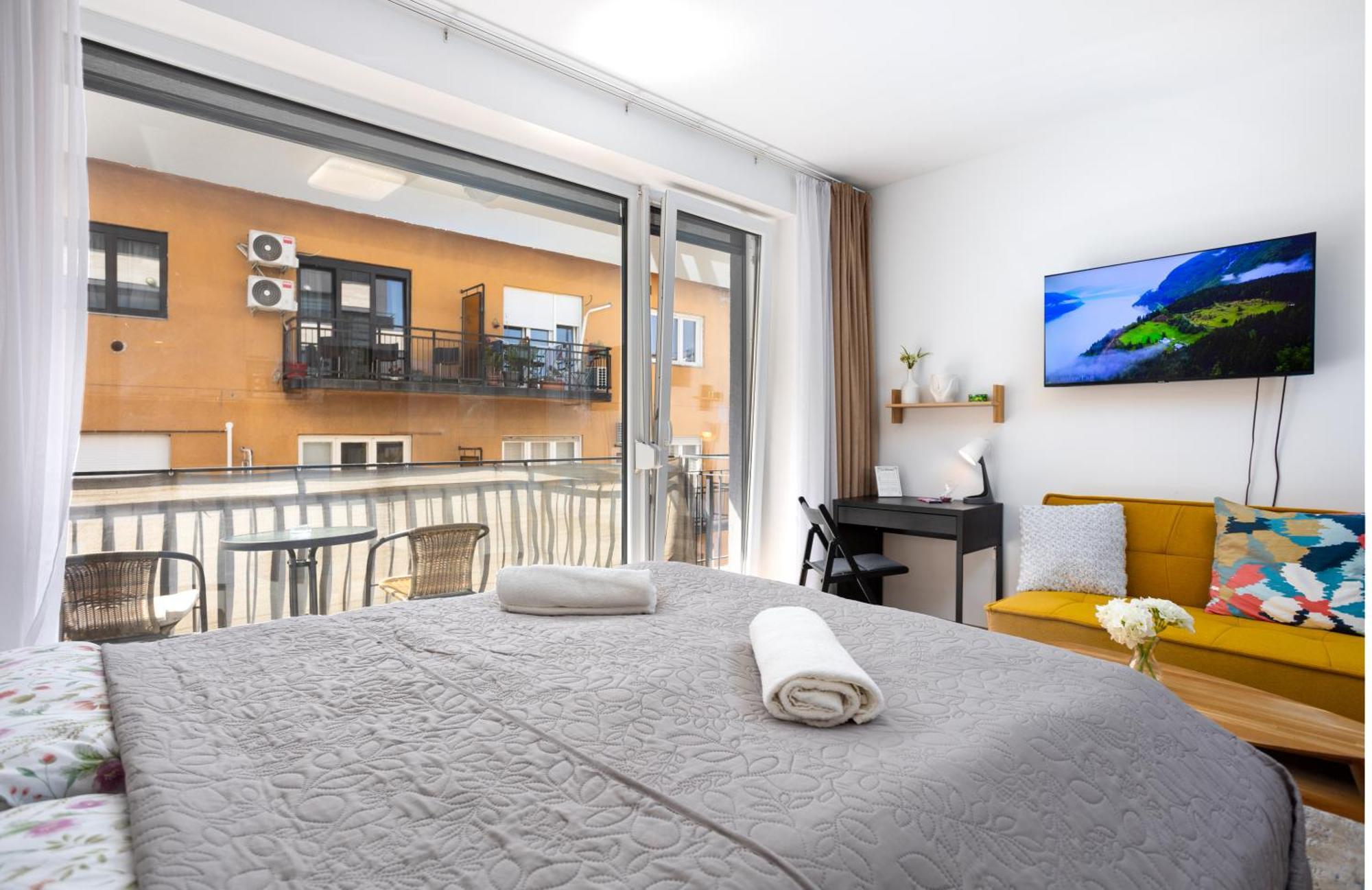 Vivid With Balcony With Free Private Parking *