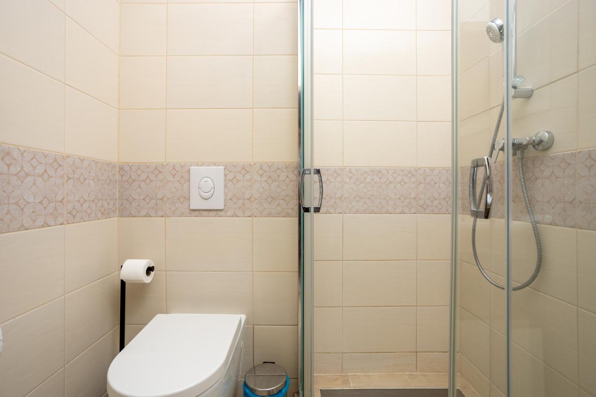 Vivid With Balcony With Free Private Parking Appartement *