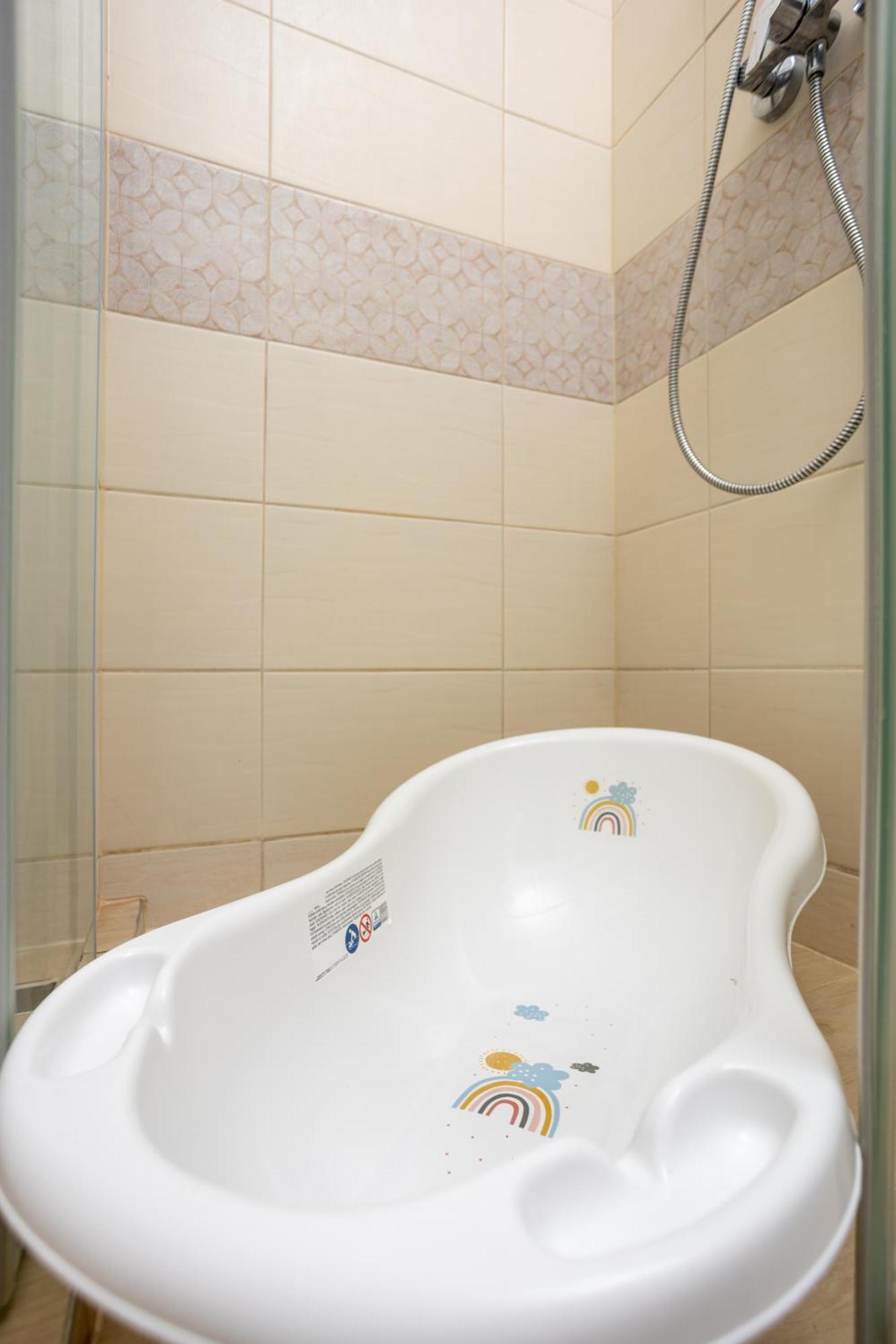 Vivid With Balcony With Free Private Parking Appartement Boedapest