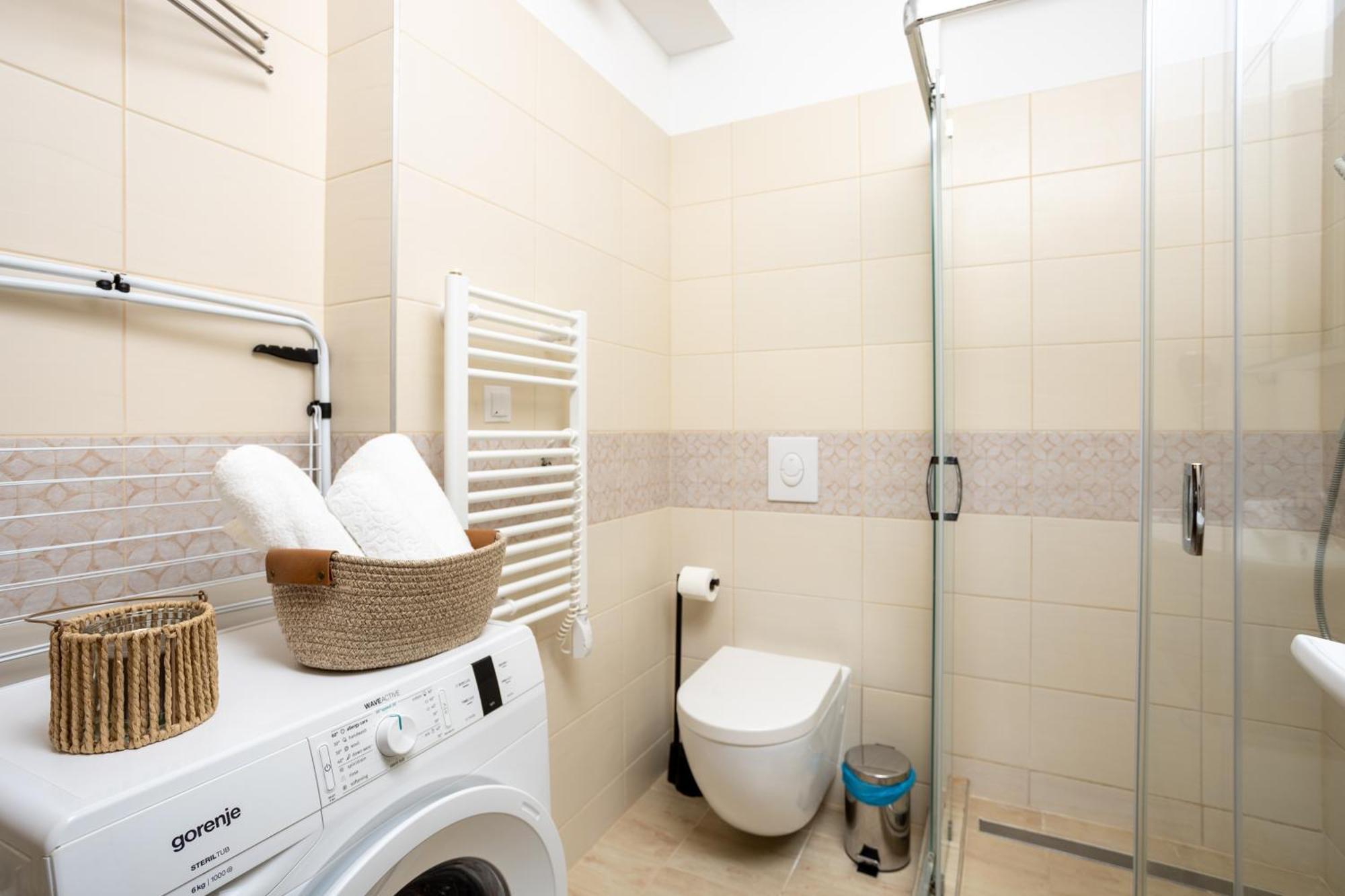 Vivid With Balcony With Free Private Parking Appartement