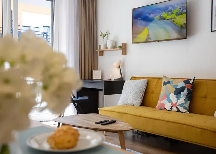 Vivid Studio With Balcony With Free Private Parking