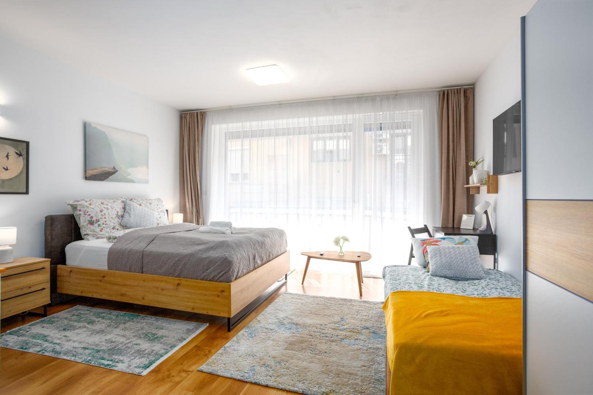 Vivid With Balcony With Free Private Parking Apartmán