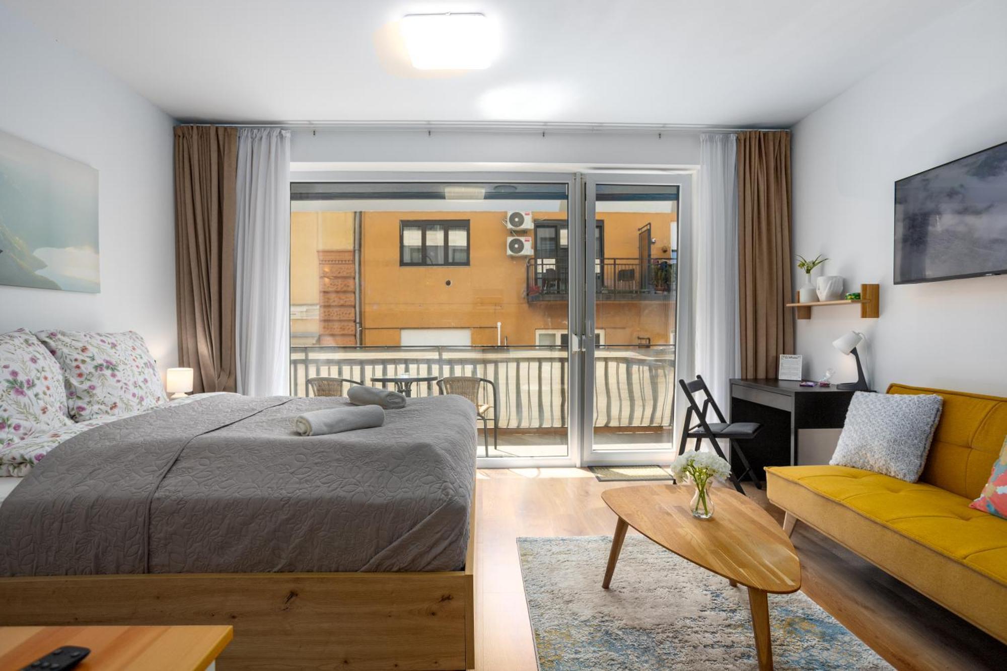 Vivid With Balcony With Free Private Parking